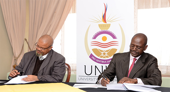  Professor MS Makhanya (Vice Chancellor–UNISA) and Professor KZ Dzvimbo (Deputy Vice Chancellor; Academic and Research – VUT) signing the agreement.